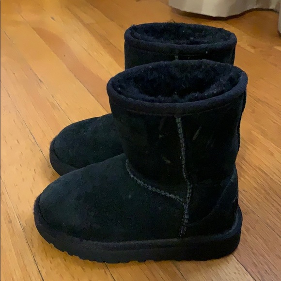 Toddler Uggs boot size 9 - Picture 2 of 6